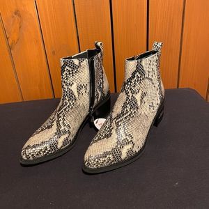 NIB!! Blondo Women's Elvina Waterproof Ankle Bootie, Natural Snake, Sz 5.5